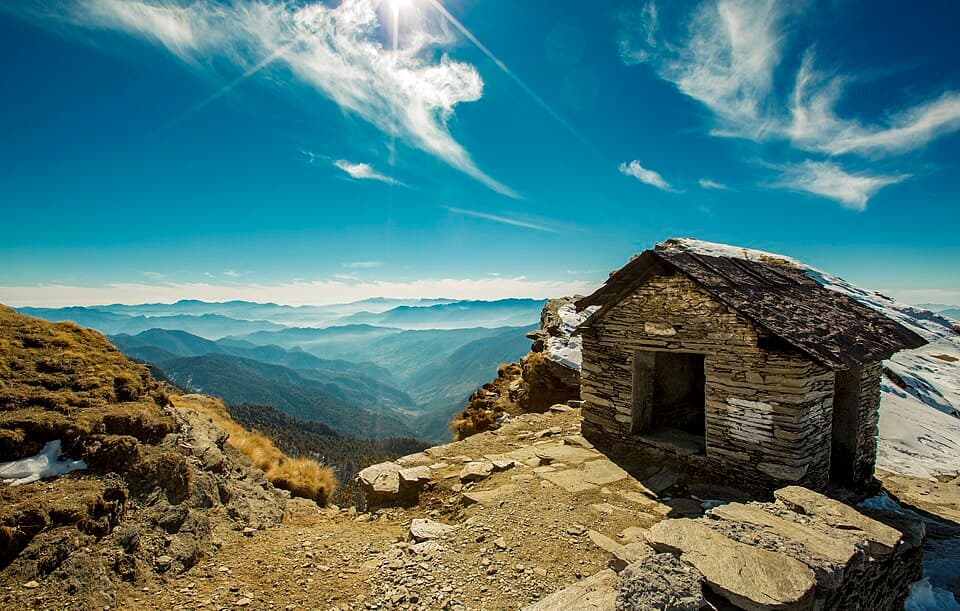 A stone hut near Tungnath, on the Chopta and Tungnath route