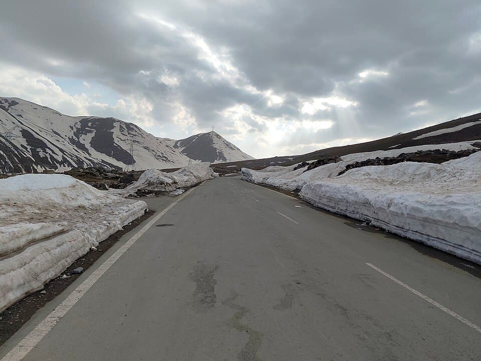 The Mughal Road between walls of snow, on the Mughal Road route