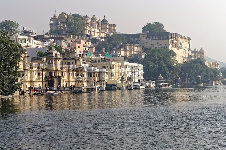 Lake Pichola and the City Palace, Udaipur, on the Rajasthan hills: Udaipur, Kumbhalgarh and Mount Abu route